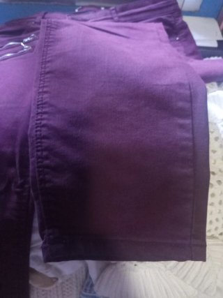 Pantalones burdeos con cremalleras