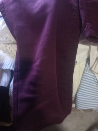 Pantalones burdeos con cremalleras