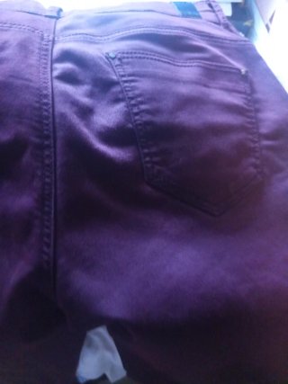 Pantalones burdeos con cremalleras