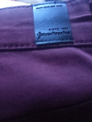 Pantalones burdeos con cremalleras