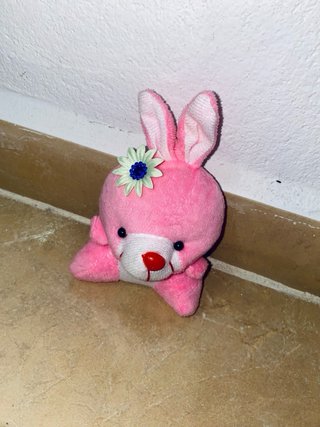 Llavero de peluche conejito rosa con flor