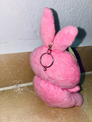 Llavero de peluche conejito rosa con flor