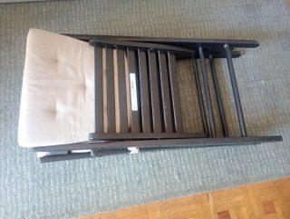 Sillas plegables beige y negras