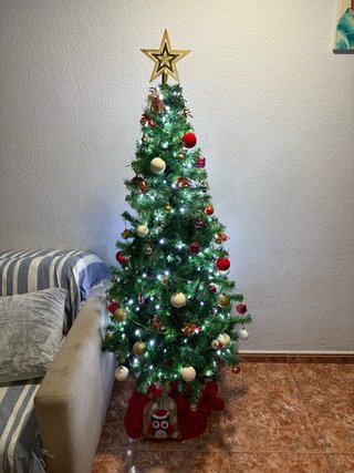Árbol de Navidad Decorado con Luces y Estrella