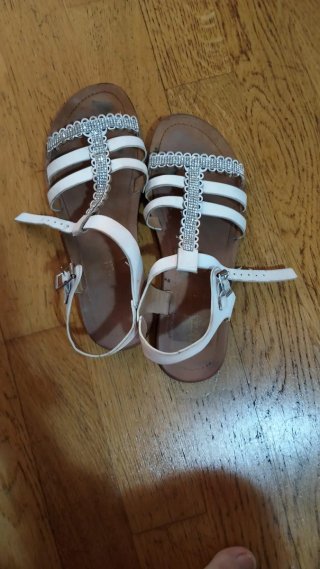 Sandalias blancas estilo romano