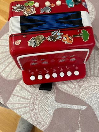 Acordeón infantil rojo con pegatinas