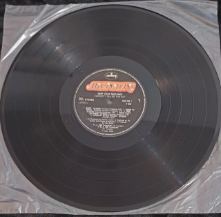 Vinilo Curiosity killed The cat "Keep your dista."