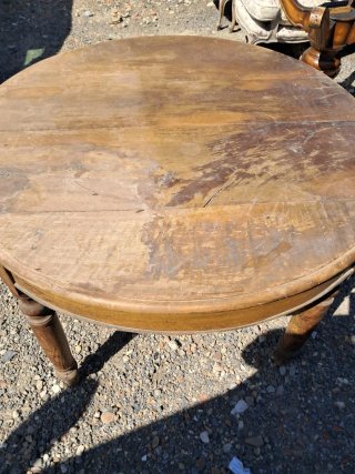 Mesa redonda de madera antigua