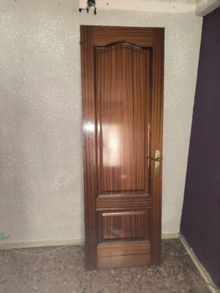 Puerta de madera interior leer bien