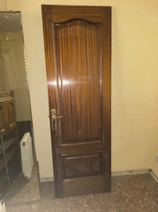 Puerta de madera interior leer bien