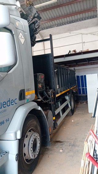 CAMIÓN VOLVO FE 42 280 CON GRÚA HIAB Y VOLQUETE