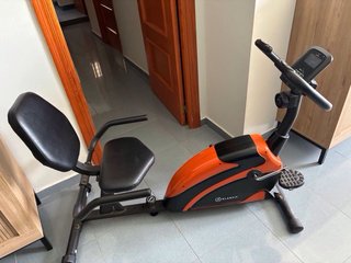 Bicicleta estática Klarfit con respaldo