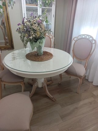 Mesa de comedor y sillas
