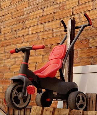 Triciclo infantil rojo y negro
