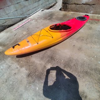 Kayak naranja y rojo 3 M LARGO 66 CM ANCHO 23 kg