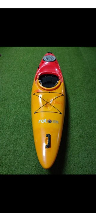 Kayak naranja y rojo 3 M LARGO 66 CM ANCHO 23 kg