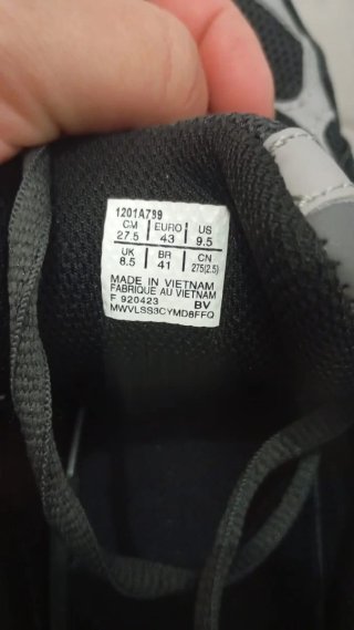 Zapatillas ASICS Negras y Grises