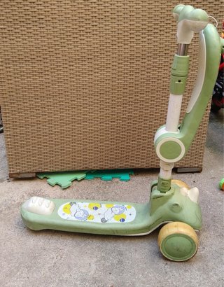 Patinete infantil verde con ruedas