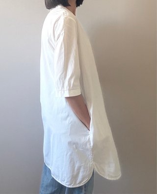 Blusa blanca bolsillos Uterqüe