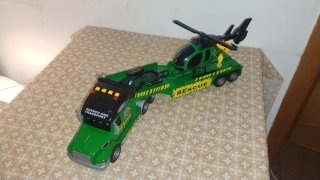 Camión de rescate con helicóptero