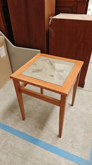 Mesa de rincón de madera y cristal