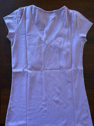 Maglietta rosa con scollo a V