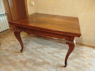 Mesa de comedor antigua de madera