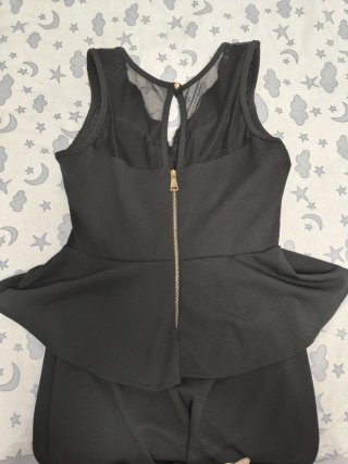 Vestido negro con encaje y peplum