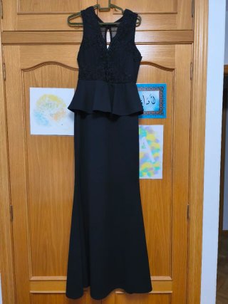 Vestido negro con encaje y peplum