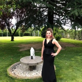 Vestido negro con encaje y peplum