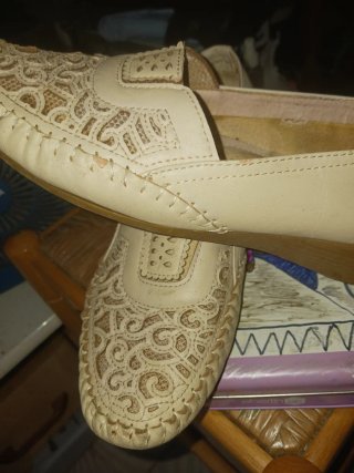 M0CASINES PIEL FINA BEIGE ARTESANALES