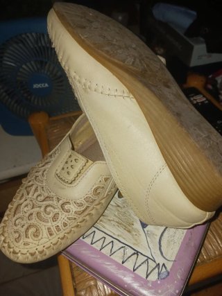 M0CASINES PIEL FINA BEIGE ARTESANALES