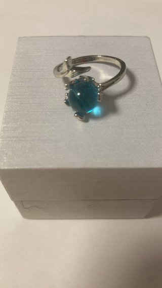 Anillo plateado con piedra azul