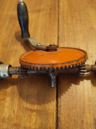 Taladro manual vintage naranja
