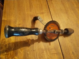 Taladro manual vintage naranja