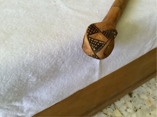 Antiguo bastón de madera tallada