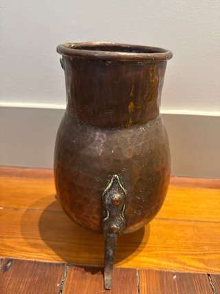 Jarra de cobre martillado con patas