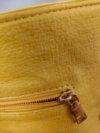 Bolso amarillo bandolera