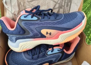 Zapatillas Under Armour azules y rosas