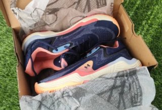 Zapatillas Under Armour azules y rosas