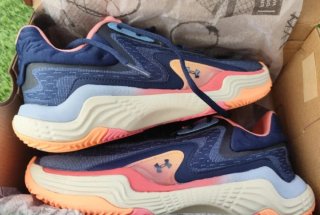 Zapatillas Under Armour azules y rosas