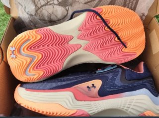 Zapatillas Under Armour azules y rosas