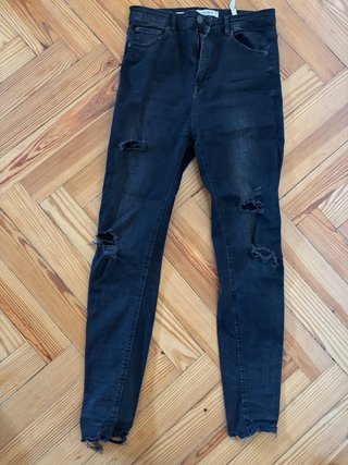 Pantalones pitillo negros rotos