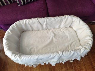 Cuna de bebé blanca con vestidura y COLCHÓN