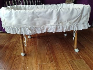 Cuna de bebé blanca con vestidura y COLCHÓN
