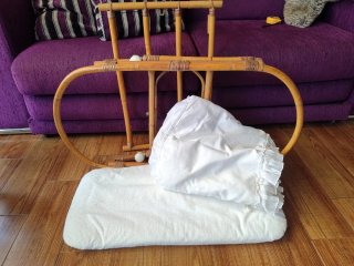 Cuna de bebé blanca con vestidura y COLCHÓN