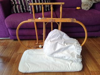 Cuna de bebé blanca con vestidura y COLCHÓN
