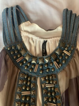 Vestido con detalles vaqueros con abalorios