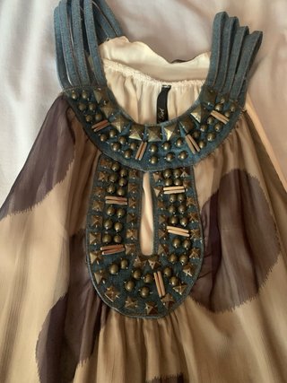 Vestido con detalles vaqueros con abalorios