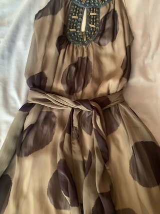 Vestido con detalles vaqueros con abalorios